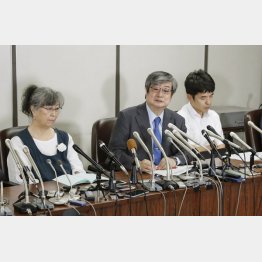 東京地裁判決後に会見した海渡雄一弁護士ら（Ｃ）共同通信社