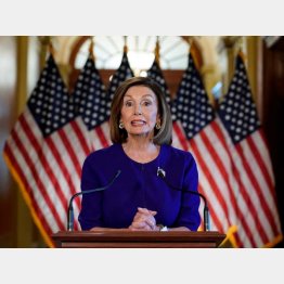 調査開始を発表したペロシ米下院議長（Ｃ）ロイター