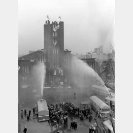 １９６９年１月、安田講堂の正面に向けて放水する機動隊（Ｃ）共同通信社