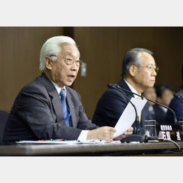 石原経営委員長（左）と上田会長（Ｃ）共同通信社