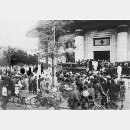 ５・１５事件で爆弾が投下された警視庁玄関前の混雑（１９３２＝昭和７＝年５月１５日／日本電報通信社撮影）