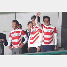 大はしゃぎ（右から、安倍首相、萩生田文科相、麻生副総理）／（Ｃ）日刊ゲンダイ