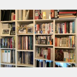 金融関係の本がズラリ（提供写真）