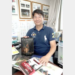 壁には生産馬の口取り写真が（Ｃ）日刊ゲンダイ