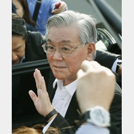 27日、記者の質問に応じる関西電力の八木誠会長（Ｃ）共同通信社