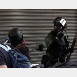 デモ参加者に発砲する警察官（香港大学生会 ＣａｍｐａｕｓＴＶのフェイスブックから）