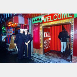 横須賀に入港した米兵たちは歌舞伎町にナンパか密売をしにやってきた…（写真は、その頃の横須賀「どぶ板通り」で遊ぶ米兵たち）／（Ｃ）共同通信社