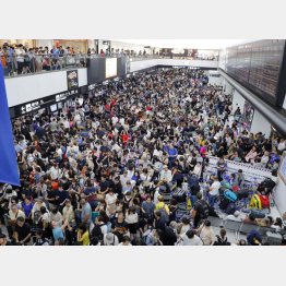 台風15号の影響で１万4000人が足止めされ、“陸の孤島”と化した成田空港（Ｃ）共同通信社