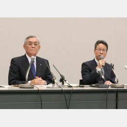 被害者ヅラ（左から、関電の八木会長と岩根社長）（Ｃ）日刊ゲンダイ