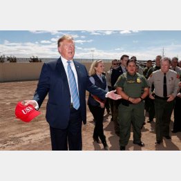 メキシコ国境を視察するトランプ大統領（Ｃ）ロイター