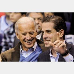 ジョー・バイデンと息子のハンター・バイデン（Ｃ）ロイター