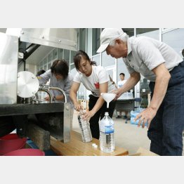 水の確保は大変だ（台風15号の影響による断水で、避難所に飲み水をくみにきた住民ら＝南房総市）／（Ｃ）共同通信社