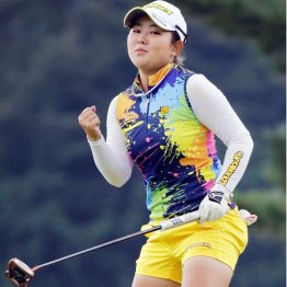 初優勝を決め、ガッツポーズをする浅井咲希（Ｃ）共同通信社
