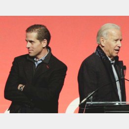 息子のハンター・バイデン（左）とジョー・バイデン前副大統領（Ｃ）ロイター