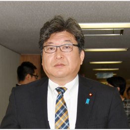 まるで守護神（Ｃ）日刊ゲンダイ