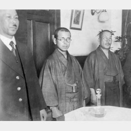 無政府主義者殺害について記者会見する甘粕正彦（中央＝1926年11月3日、東京・神田＝日本電報通信社撮影）／（Ｃ）共同通信社