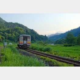 景色が美しいＪＲ大糸線の南小谷駅付近（提供写真）