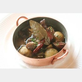 合う酒＝赤ワイン（Ｃ）日刊ゲンダイ