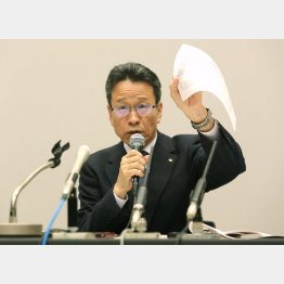 会見で説明する岩根社長（Ｃ）日刊ゲンダイ