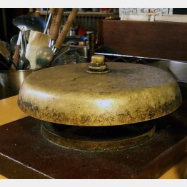 店の歴史が刻まれている（Ｃ）日刊ゲンダイ