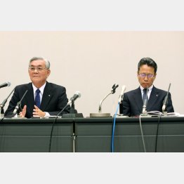森山氏の「特異性」ばかりを強調（会見する八木誠会長と岩根茂樹社長＝右）／（Ｃ）日刊ゲンダイ