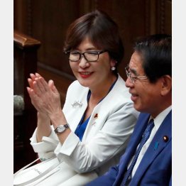 森山氏が取締役に就いていたオーイングと関連会社アイビックスから献金を受領していた稲田朋美自民党幹事長代行（左）／（Ｃ）日刊ゲンダイ