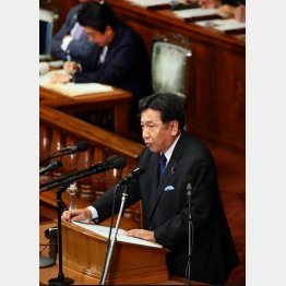 臨時国会最大のテーマ（原発マネー還流問題を追及した立憲民主の枝野代表、後方は安倍首相）／（Ｃ）日刊ゲンダイ