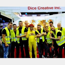 ドイのゲームショーで警備の人たちと（提供写真）