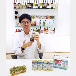 キリンホールディングス健康技術研究所の山﨑雄大さんと熟成ホップエキス（提供写真）