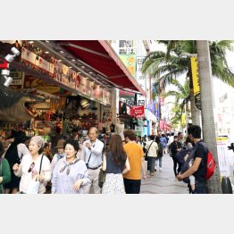 観光客でにぎわう沖縄県那覇市の繁華街「国際通り」／（Ｃ）共同通信社