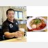 小路晃さん（右は「麺バル　プライド」の看板メニュー「俺のブラック」）／（Ｃ）日刊ゲンダイ