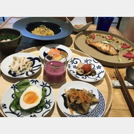 手前は「本日の“発酵”前菜６種盛り合わせ」（Ｃ）日刊ゲンダイ