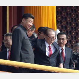 中国建国７０年の記念式典での習近平国家主席（左）と江沢民元国家主席（Ｃ）ロイター