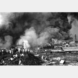 関東大震災で猛火に包まれた有楽町・東京電燈会社付近。手前は帝国ホテルの工事場（1923年＝大正12年9月1日）／（Ｃ）共同通信社