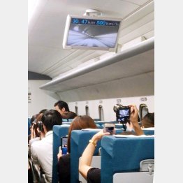 500キロを超す時速を表示する車内モニター（Ｃ）日刊ゲンダイ