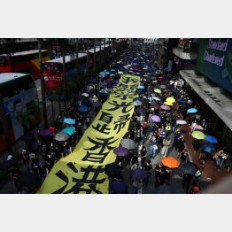 「覆面禁止法」に抗議続く（Ｃ）ロイター