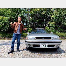 初代モデルとポーズの筆者（写真）小沢コージ