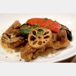 鶏肉と野菜の黒酢和えは彩りもいい（Ｃ）日刊ゲンダイ