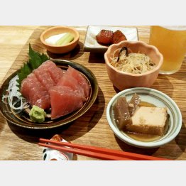 4つの小鉢とマグロの小皿で一杯（Ｃ）日刊ゲンダイ
