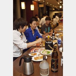 バーミヤンでちょい呑み（Ｃ）日刊ゲンダイ