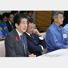 遅すぎる（14日、非常災害対策本部の会合であいさつする安倍首相）／（Ｃ）共同通信社