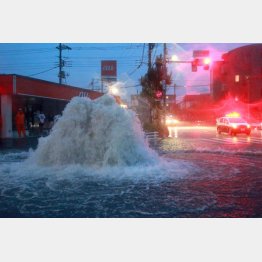 道路を流れる泥水が、10センチになったら底が見えず、マンホールなどに転落してしまう（Ｃ）日刊ゲンダイ