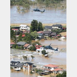 台風19号が北上する前から移動性低気圧が…（13日、浸水した市街地で、救助活動にあたるヘリコプター＝宮城県丸森町）／（Ｃ）共同通信社