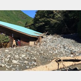 神奈川県山北町は前夜から断水、町の交流施設も屋根まで土砂が（同町提供）