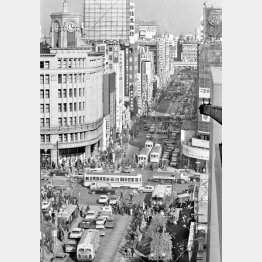 かつては東京中に都電が走っていた（銀座4丁目の交差点＝1967年）／（Ｃ）共同通信社