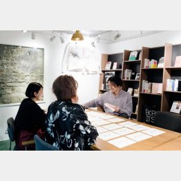六本木のブックカフェ「文喫」でイベントについて打ち合わせする大林寛さん（奥）／（提供写真）