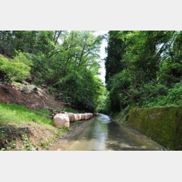 湧き水が流れ土のうが積んである（井沢峠＝島根県）／（提供写真）