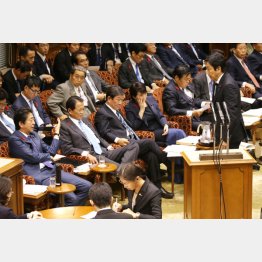 答弁中も首相が気になる菅原経産相（Ｃ）日刊ゲンダイ