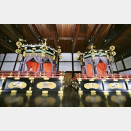 「即位礼正殿の儀」で使われる「高御座」（左）と「御帳台」（Ｃ）共同通信社