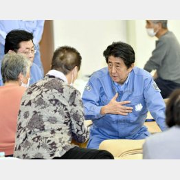 パリッとした防災服で被災地へ（Ｃ）共同通信社